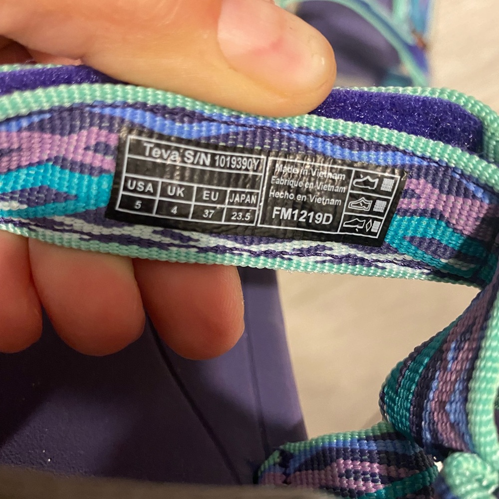 Woman’s Teva Size 5 Like New